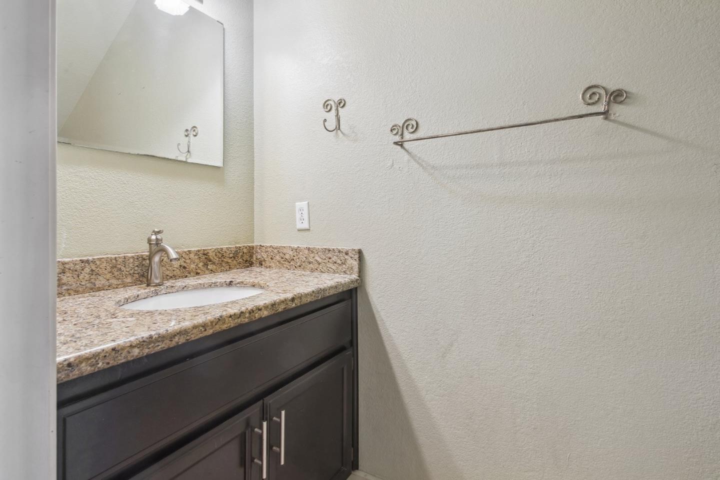 Detail Gallery Image 11 of 25 For 19216 Center St #B,  Castro Valley,  CA 94546 - 2 Beds | 1/1 Baths