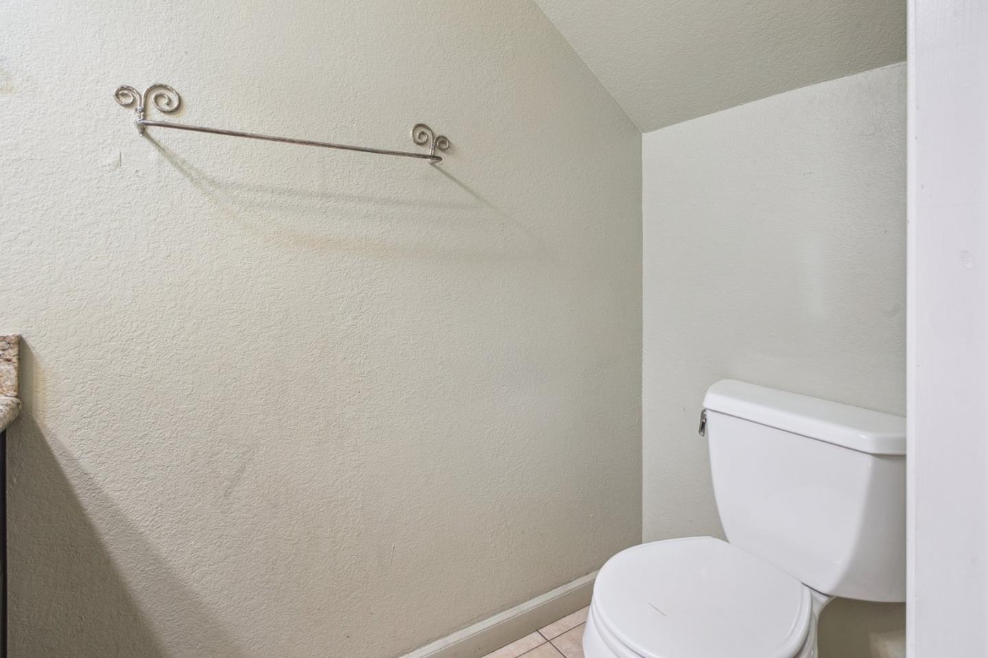Detail Gallery Image 12 of 25 For 19216 Center St #B,  Castro Valley,  CA 94546 - 2 Beds | 1/1 Baths