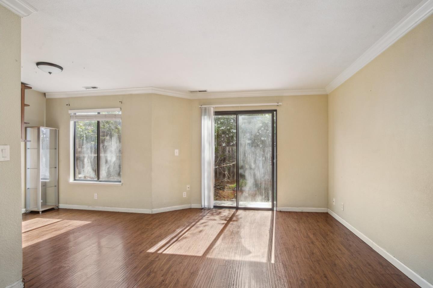 Detail Gallery Image 3 of 25 For 19216 Center St #B,  Castro Valley,  CA 94546 - 2 Beds | 1/1 Baths