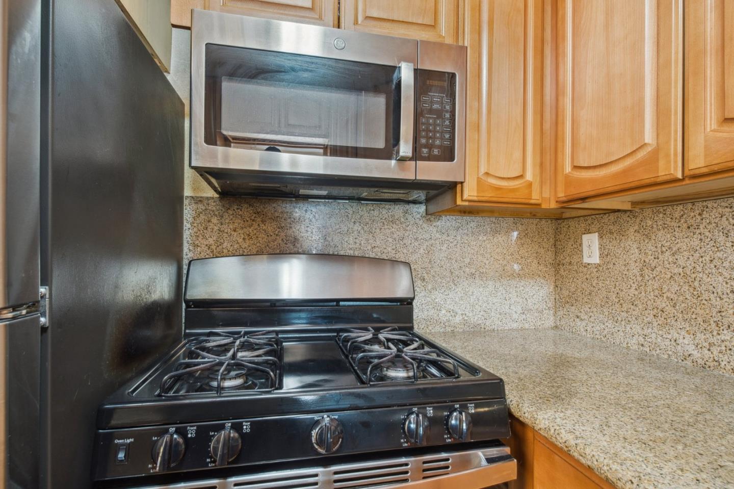 Detail Gallery Image 5 of 25 For 19216 Center St #B,  Castro Valley,  CA 94546 - 2 Beds | 1/1 Baths