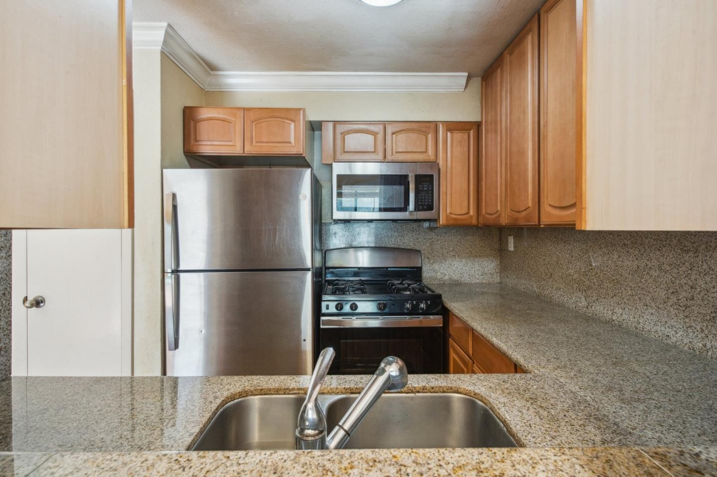 Detail Gallery Image 8 of 25 For 19216 Center St #B,  Castro Valley,  CA 94546 - 2 Beds | 1/1 Baths