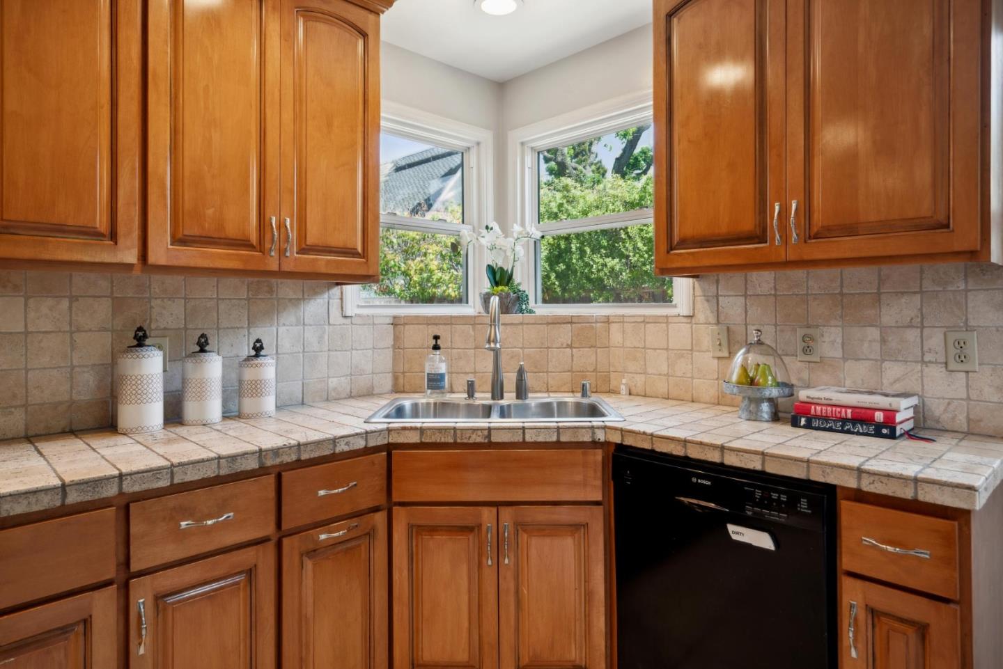 Detail Gallery Image 17 of 34 For 1230 Crane St, Menlo Park,  CA 94025 - 3 Beds | 2 Baths