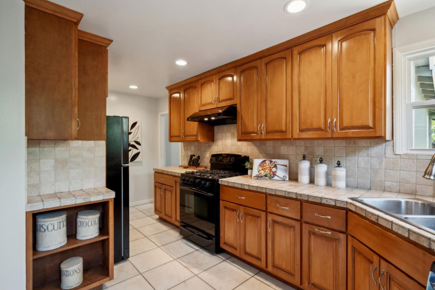 Detail Gallery Image 18 of 34 For 1230 Crane St, Menlo Park,  CA 94025 - 3 Beds | 2 Baths