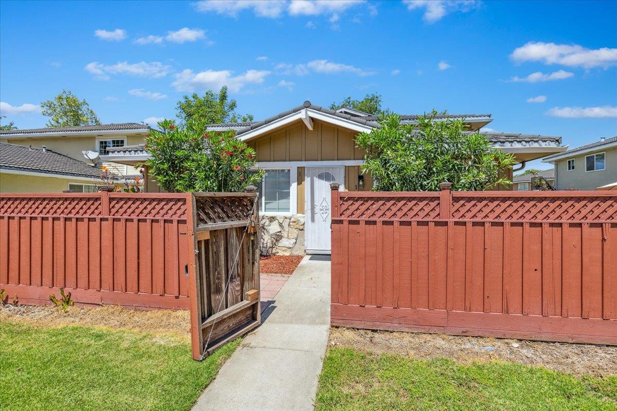Detail Gallery Image 3 of 20 For 5715 Calmor Ave #1,  San Jose,  CA 95123 - 2 Beds | 1 Baths