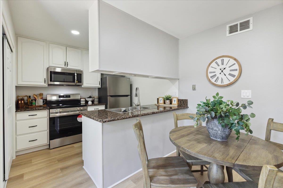 Detail Gallery Image 7 of 20 For 5715 Calmor Ave #1,  San Jose,  CA 95123 - 2 Beds | 1 Baths