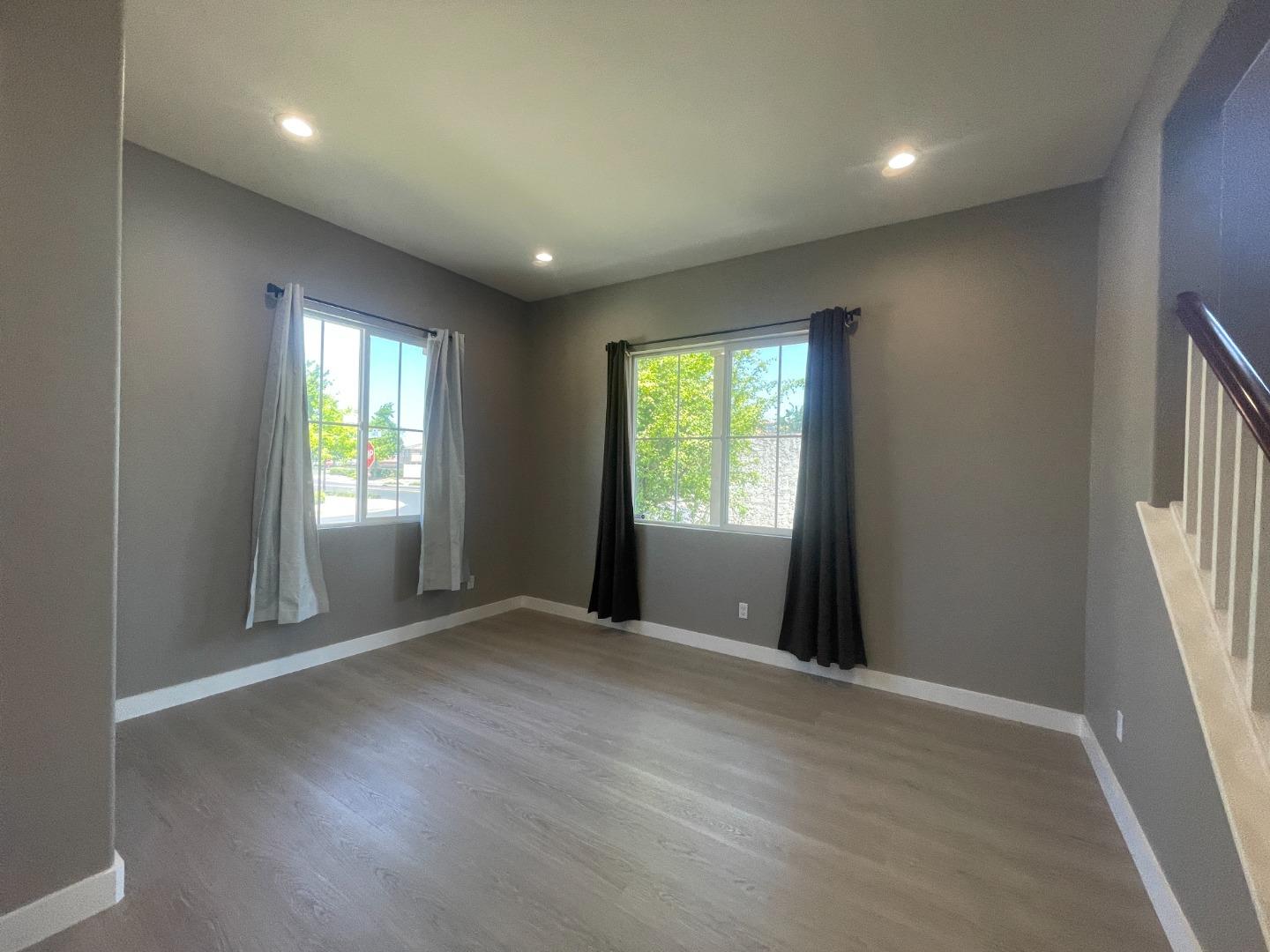 Detail Gallery Image 3 of 59 For 700 Red Barn Pl, Lathrop,  CA 95330 - 5 Beds | 3 Baths