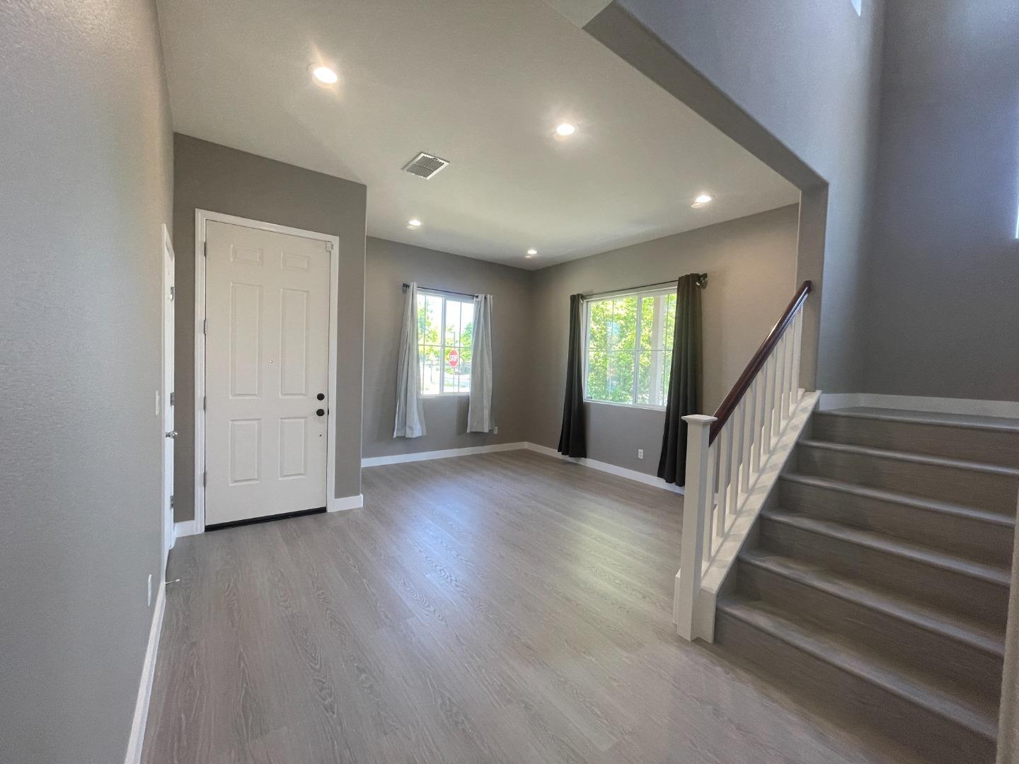 Detail Gallery Image 4 of 59 For 700 Red Barn Pl, Lathrop,  CA 95330 - 5 Beds | 3 Baths