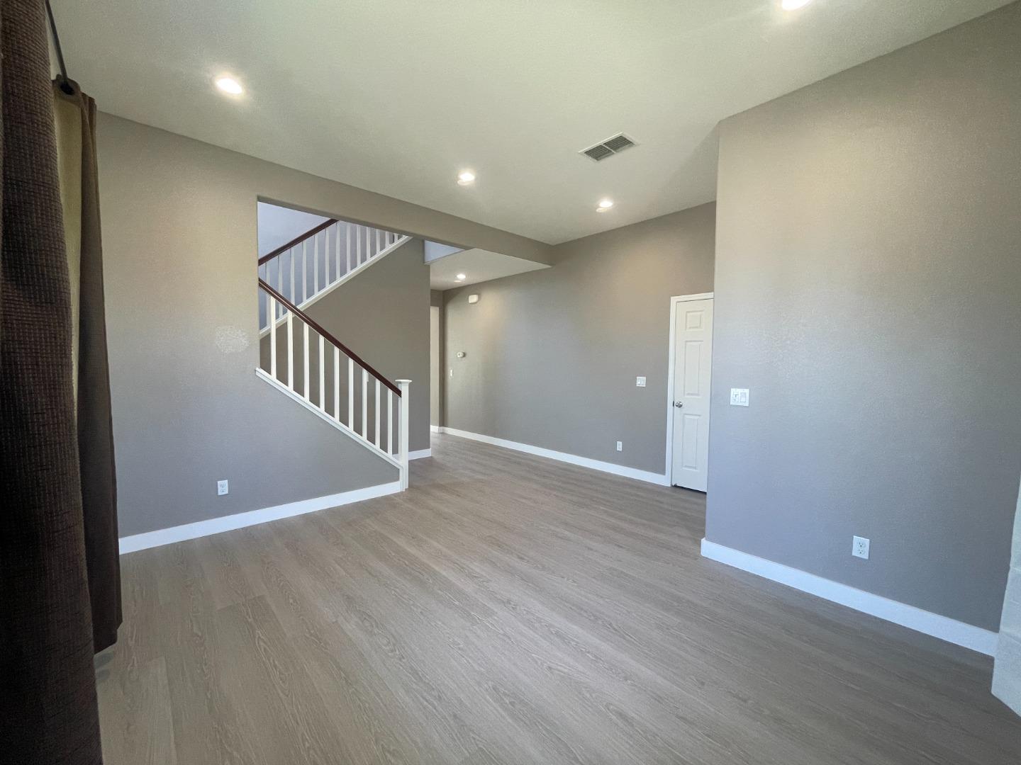 Detail Gallery Image 5 of 59 For 700 Red Barn Pl, Lathrop,  CA 95330 - 5 Beds | 3 Baths