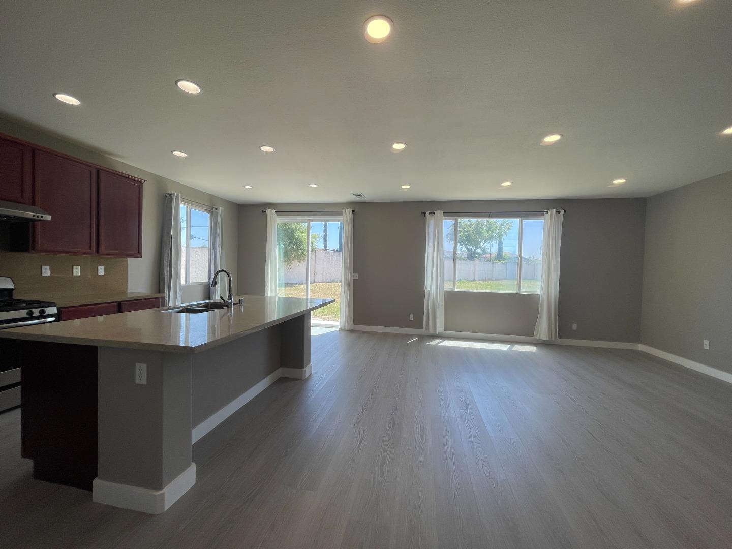 Detail Gallery Image 6 of 59 For 700 Red Barn Pl, Lathrop,  CA 95330 - 5 Beds | 3 Baths