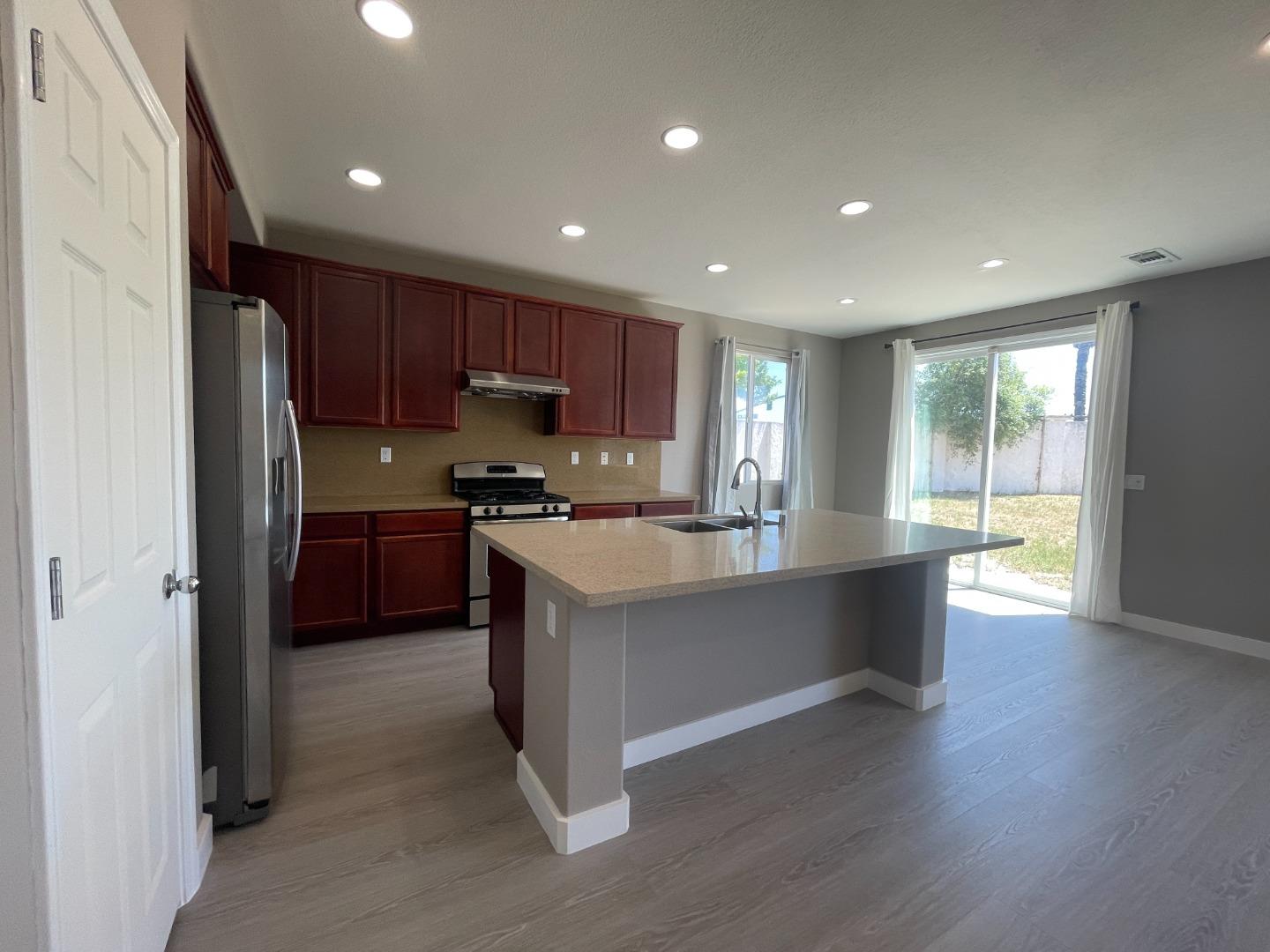 Detail Gallery Image 7 of 59 For 700 Red Barn Pl, Lathrop,  CA 95330 - 5 Beds | 3 Baths