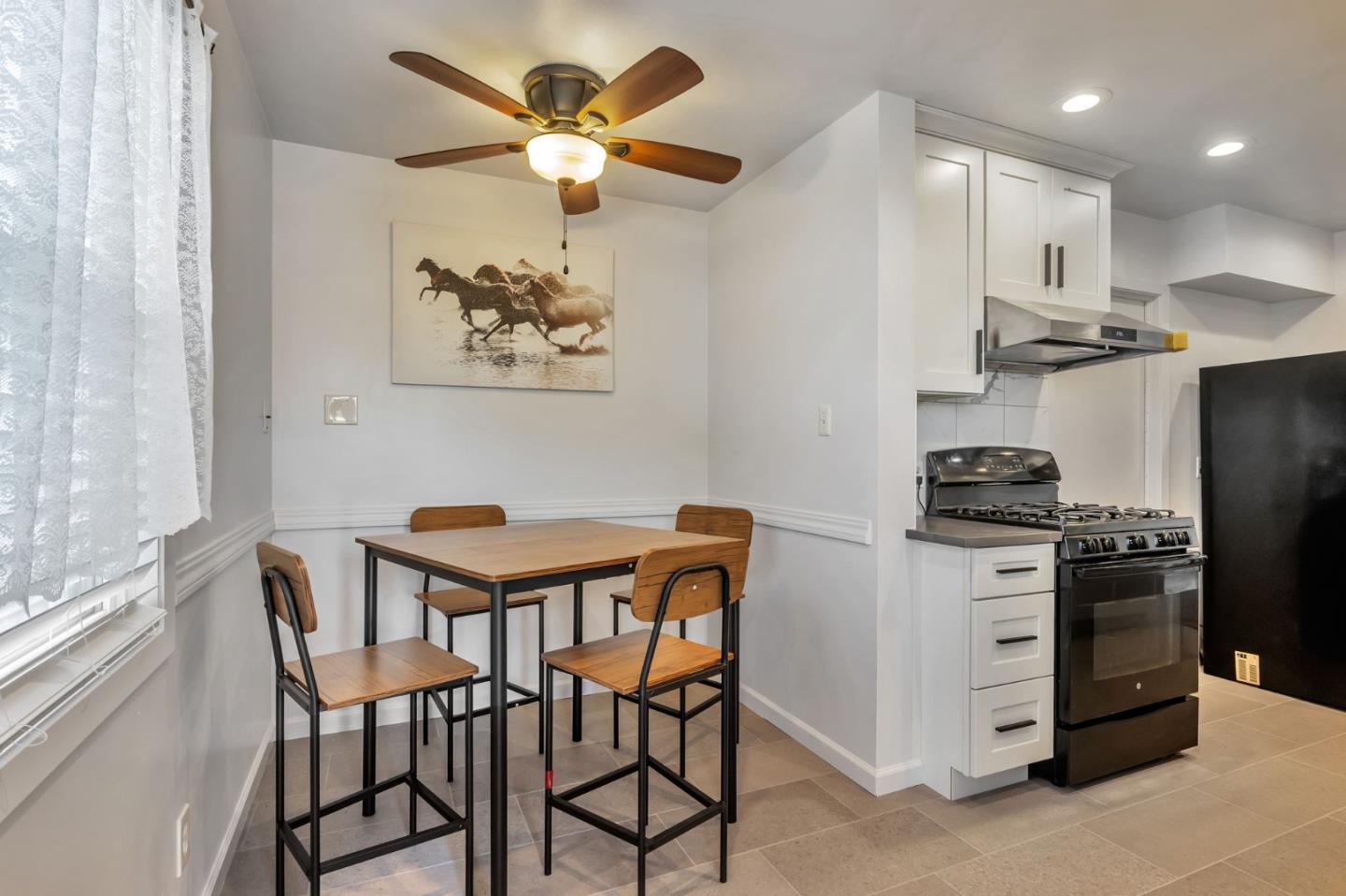 Detail Gallery Image 4 of 12 For 364 Lion St, Hayward,  CA 94541 - 3 Beds | 2 Baths