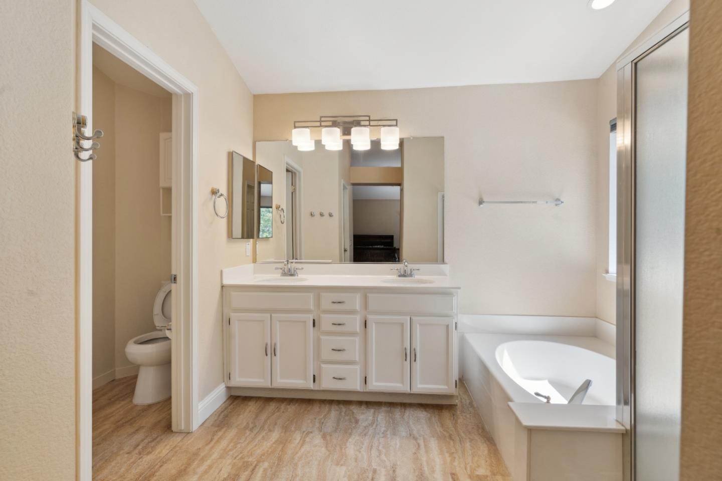 Detail Gallery Image 14 of 30 For 1418 Eligio Ln, Davis,  CA 95618 - 4 Beds | 3 Baths