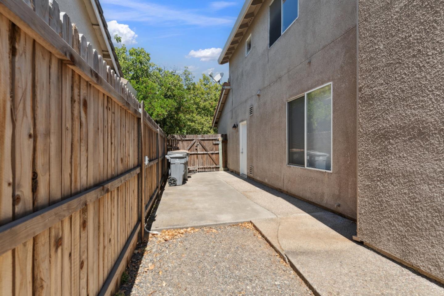 Detail Gallery Image 28 of 30 For 1418 Eligio Ln, Davis,  CA 95618 - 4 Beds | 3 Baths