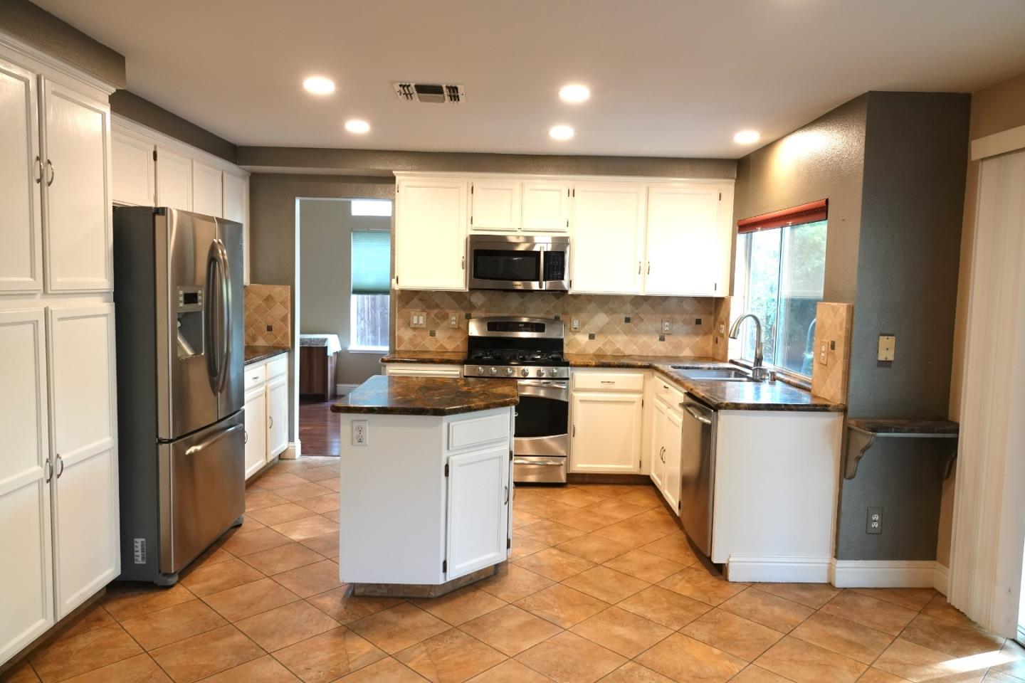 Detail Gallery Image 5 of 13 For 1418 Eligio Ln, Davis,  CA 95618 - 4 Beds | 3 Baths
