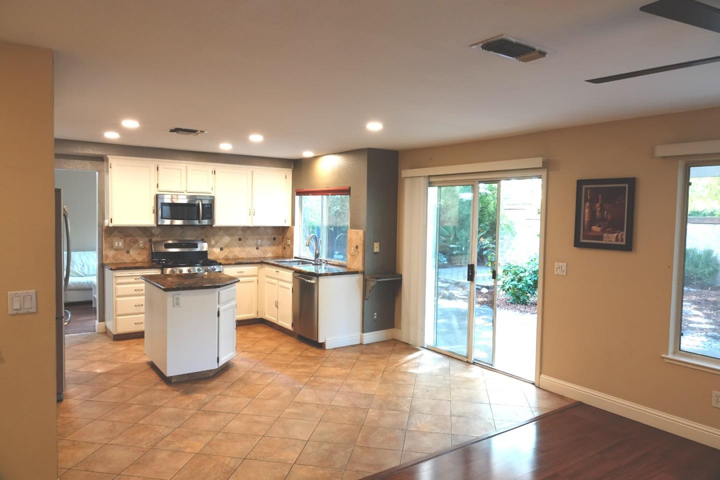 Detail Gallery Image 6 of 13 For 1418 Eligio Ln, Davis,  CA 95618 - 4 Beds | 3 Baths