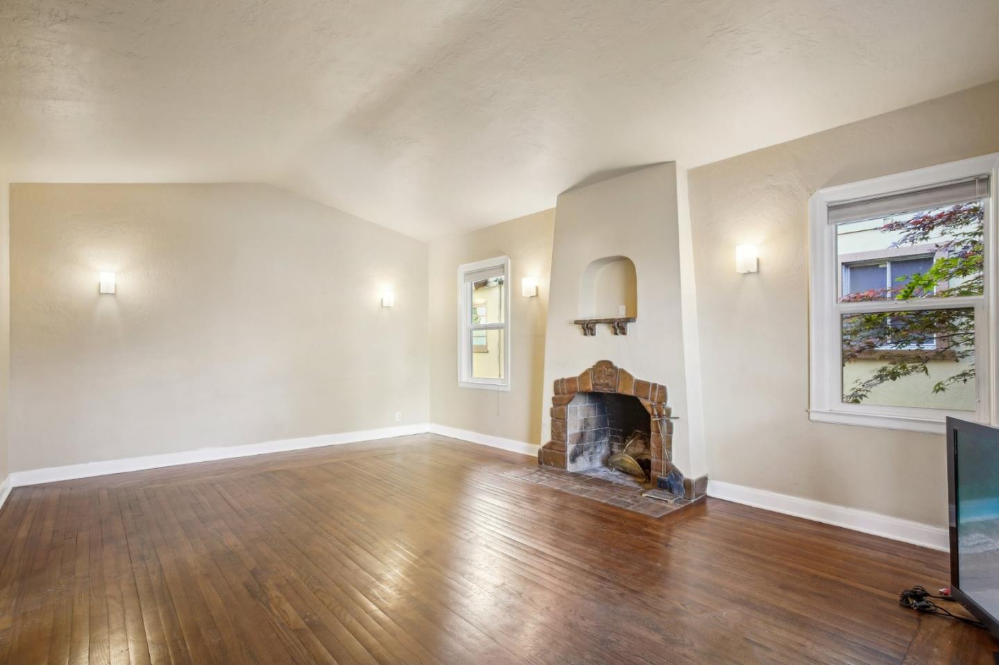 Detail Gallery Image 4 of 31 For 1024-1028 Parkinson Ct, San Jose,  CA 95126 - – Beds | – Baths