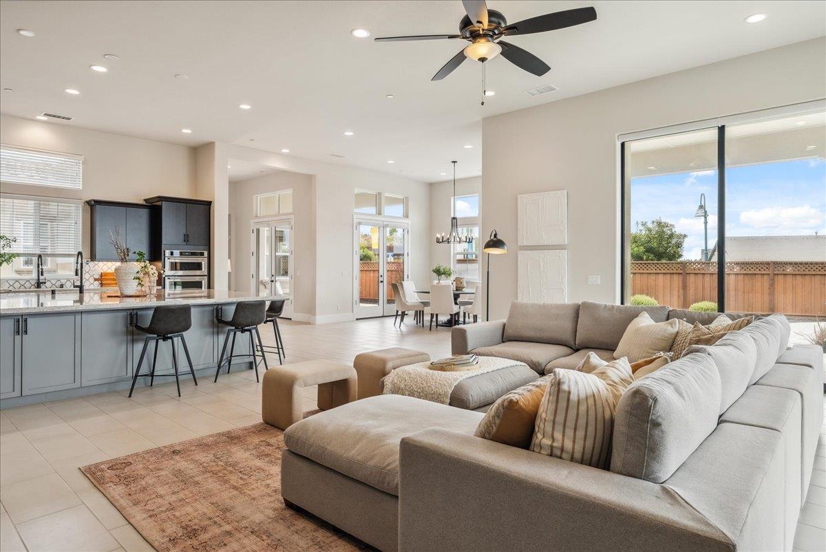 Detail Gallery Image 15 of 65 For 2999 Bluffs Dr, Marina,  CA 93933 - 6 Beds | 3/1 Baths