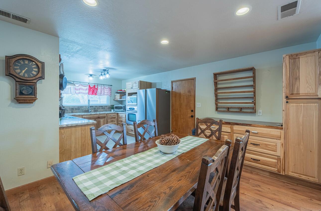 Detail Gallery Image 12 of 35 For 528 La Mesa Dr, Salinas,  CA 93901 - 3 Beds | 3 Baths