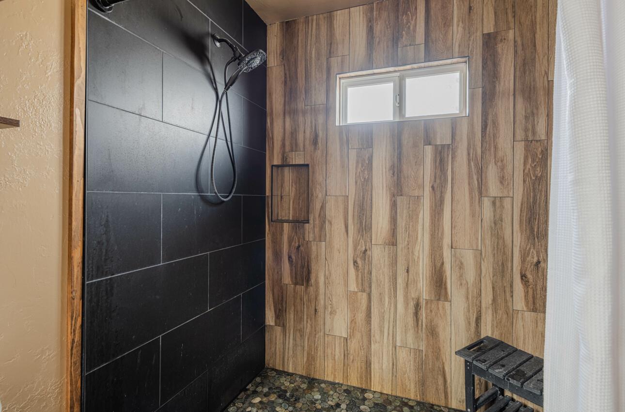 Detail Gallery Image 17 of 35 For 528 La Mesa Dr, Salinas,  CA 93901 - 3 Beds | 3 Baths