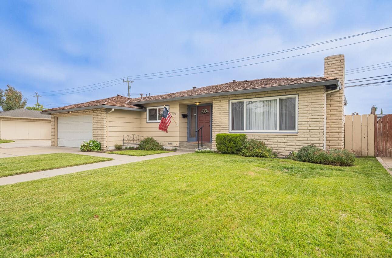 Detail Gallery Image 2 of 35 For 528 La Mesa Dr, Salinas,  CA 93901 - 3 Beds | 3 Baths
