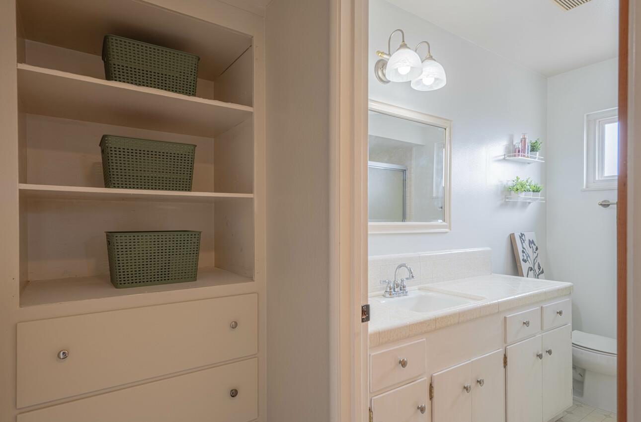 Detail Gallery Image 23 of 35 For 528 La Mesa Dr, Salinas,  CA 93901 - 3 Beds | 3 Baths