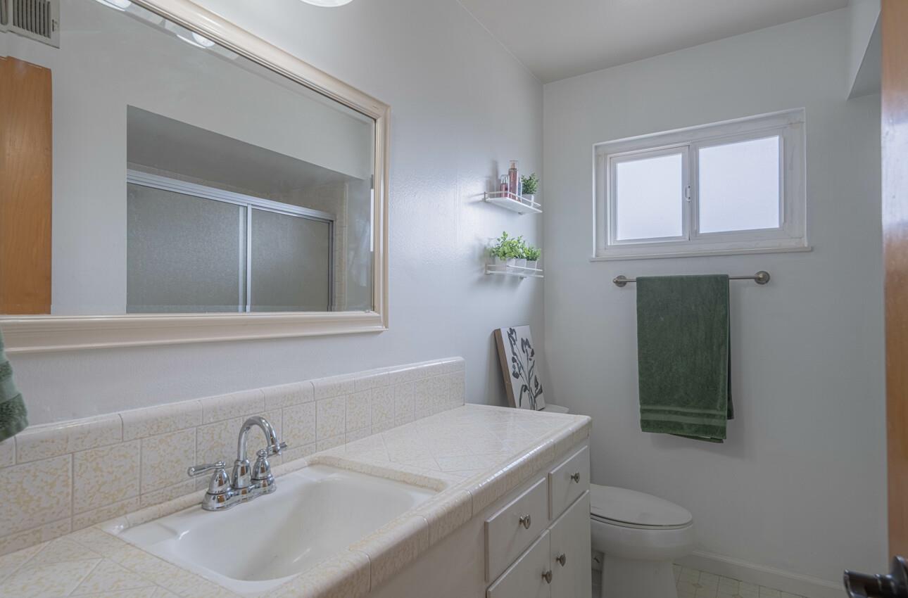 Detail Gallery Image 24 of 35 For 528 La Mesa Dr, Salinas,  CA 93901 - 3 Beds | 3 Baths