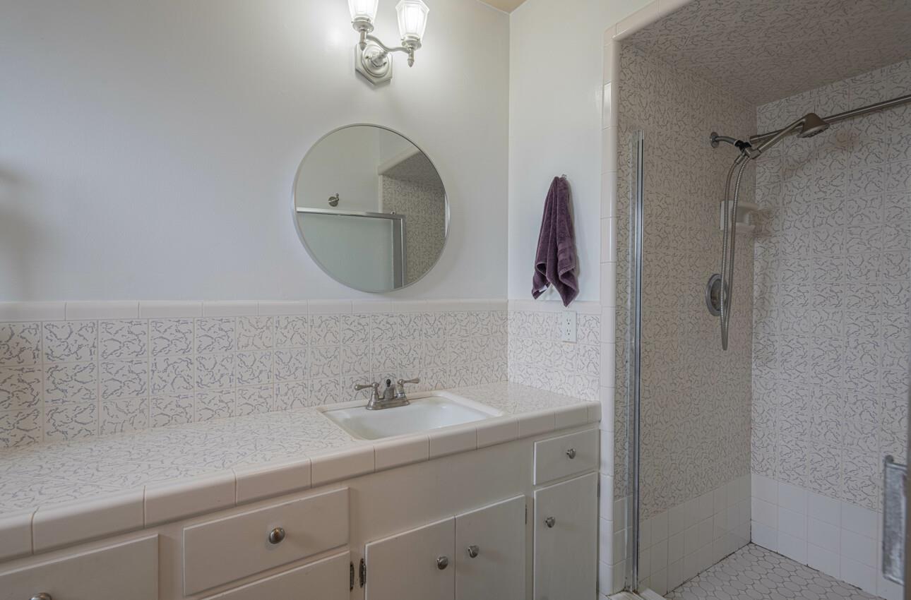 Detail Gallery Image 29 of 35 For 528 La Mesa Dr, Salinas,  CA 93901 - 3 Beds | 3 Baths
