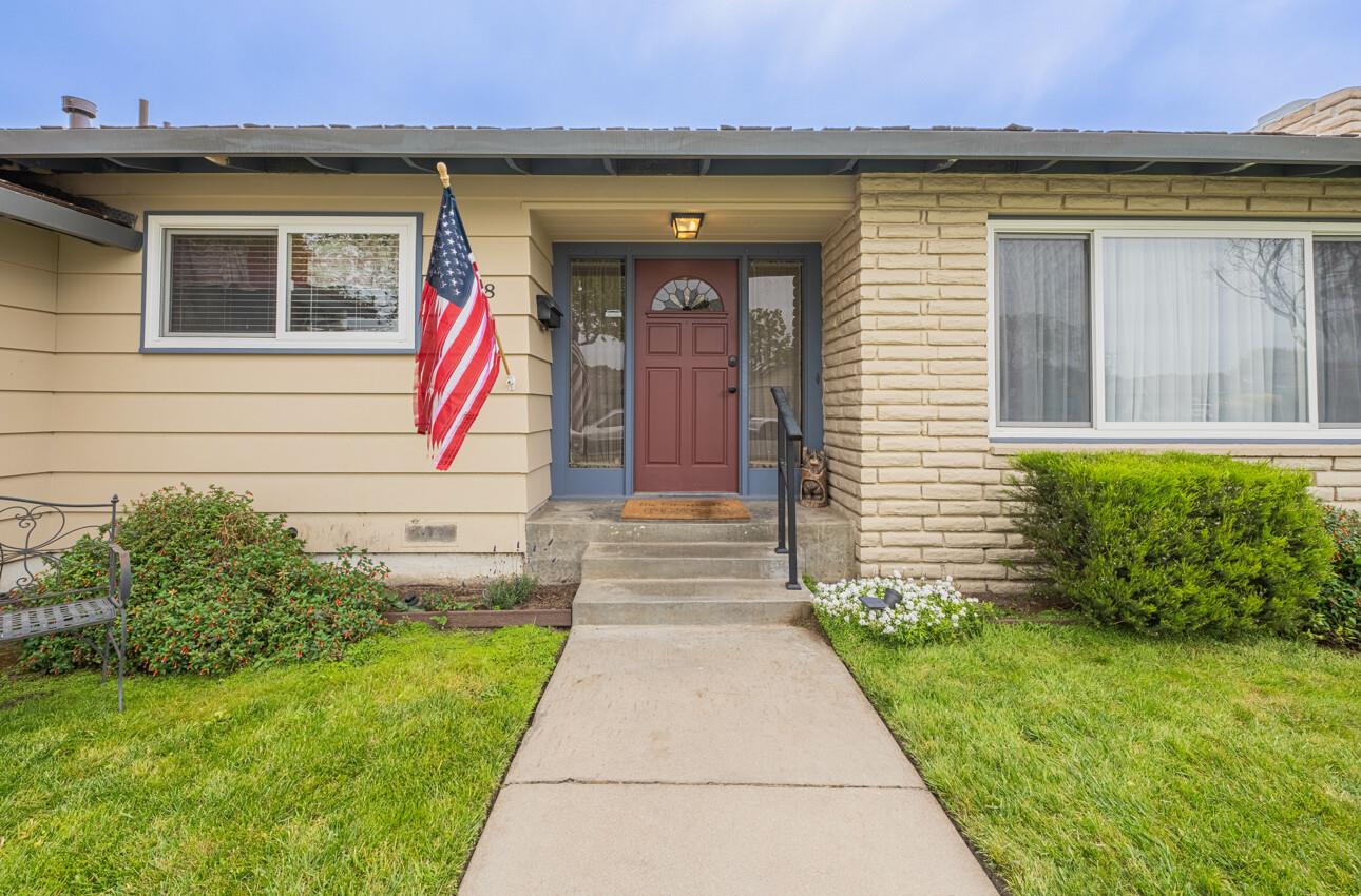 Detail Gallery Image 3 of 35 For 528 La Mesa Dr, Salinas,  CA 93901 - 3 Beds | 3 Baths