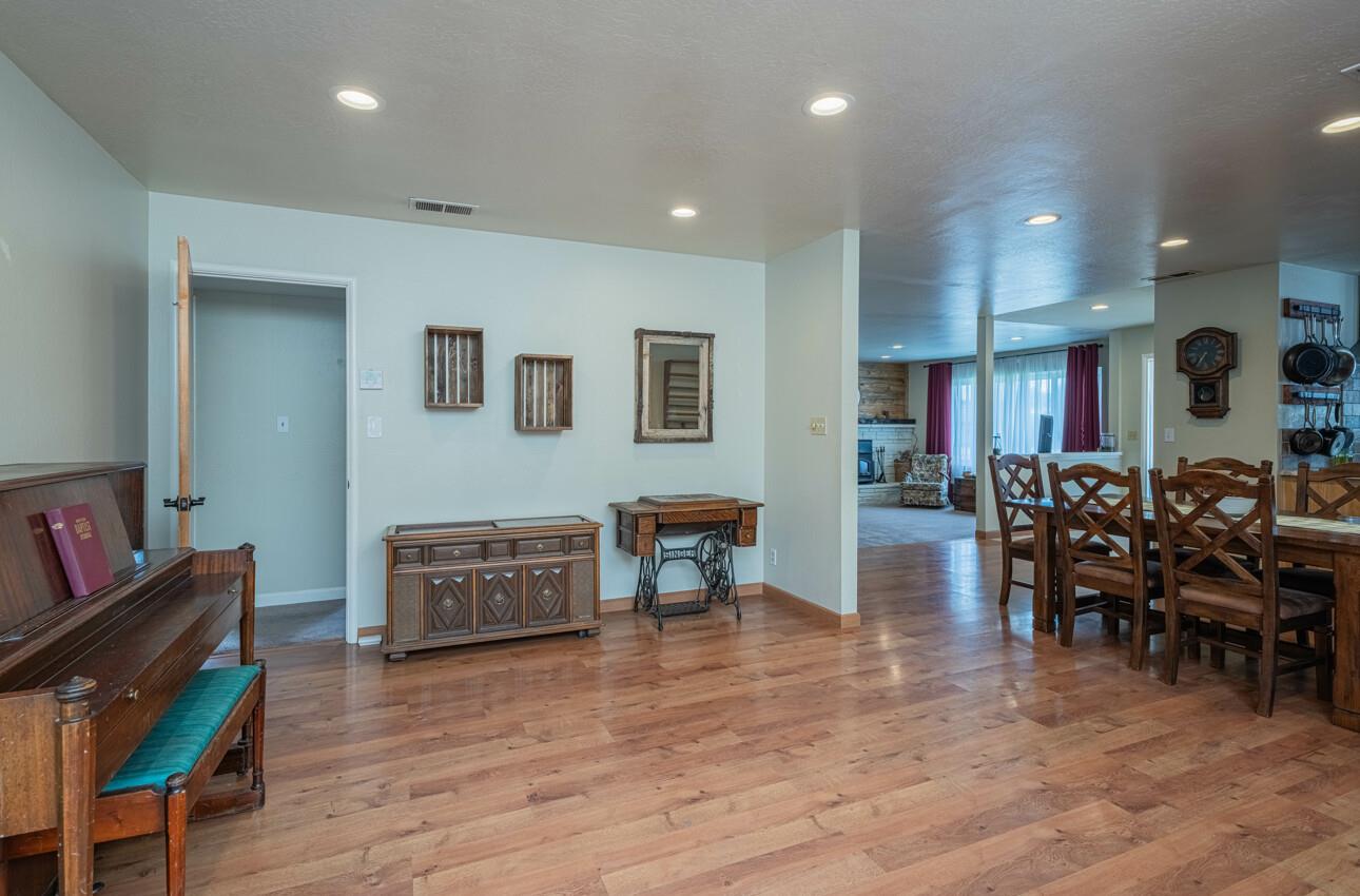 Detail Gallery Image 30 of 35 For 528 La Mesa Dr, Salinas,  CA 93901 - 3 Beds | 3 Baths
