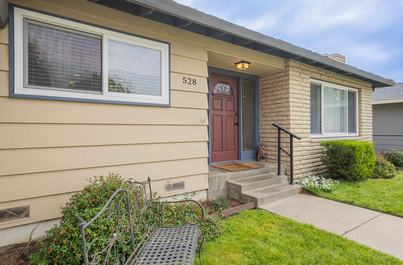 Detail Gallery Image 4 of 35 For 528 La Mesa Dr, Salinas,  CA 93901 - 3 Beds | 3 Baths
