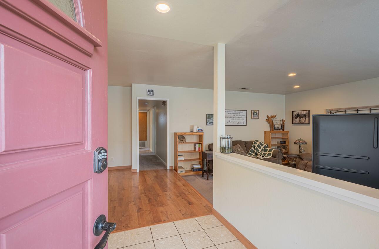 Detail Gallery Image 5 of 35 For 528 La Mesa Dr, Salinas,  CA 93901 - 3 Beds | 3 Baths