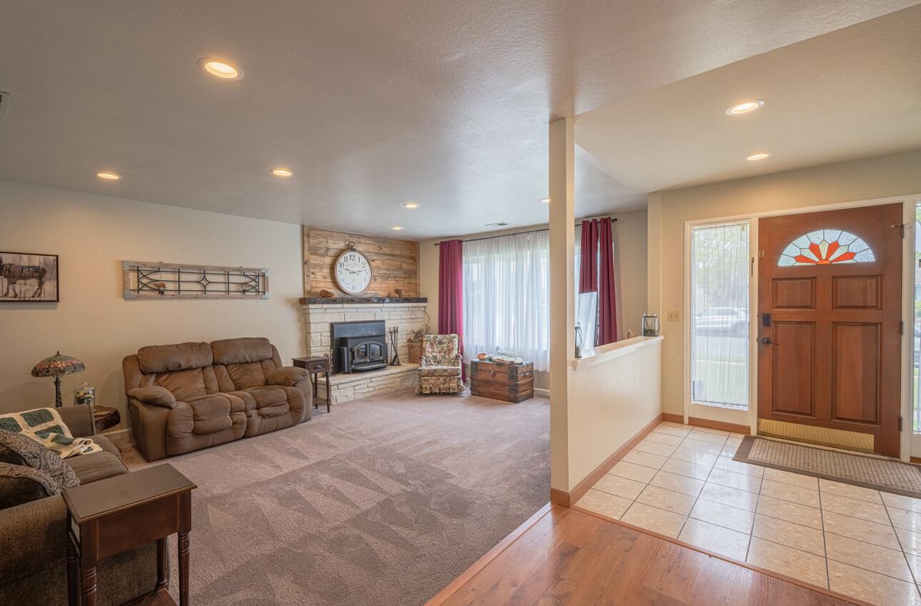 Detail Gallery Image 6 of 35 For 528 La Mesa Dr, Salinas,  CA 93901 - 3 Beds | 3 Baths