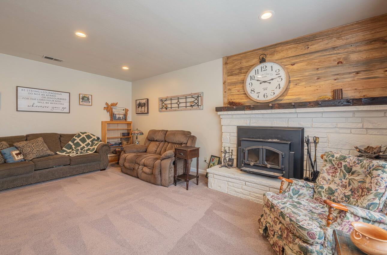 Detail Gallery Image 7 of 35 For 528 La Mesa Dr, Salinas,  CA 93901 - 3 Beds | 3 Baths