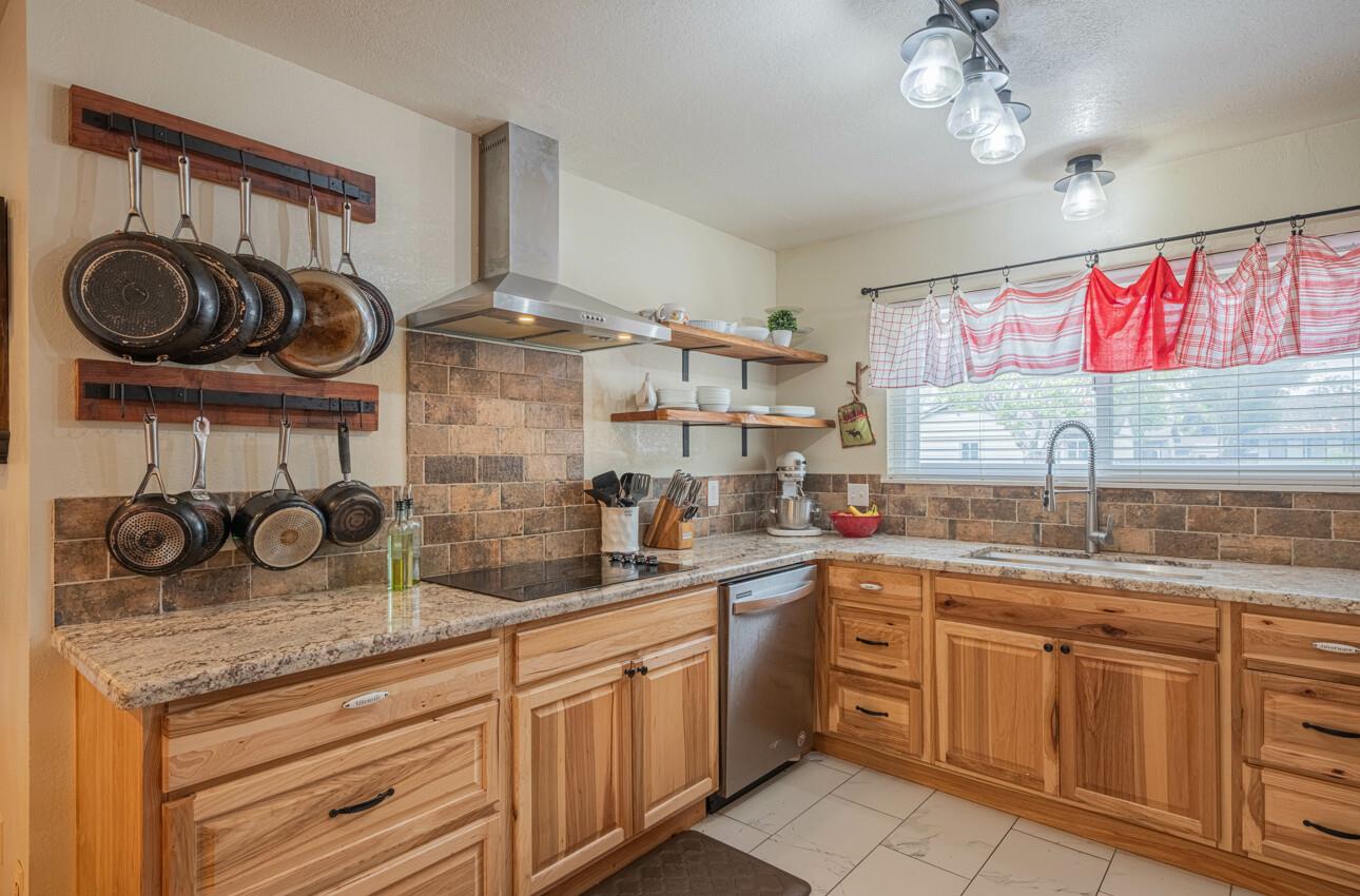 Detail Gallery Image 8 of 35 For 528 La Mesa Dr, Salinas,  CA 93901 - 3 Beds | 3 Baths
