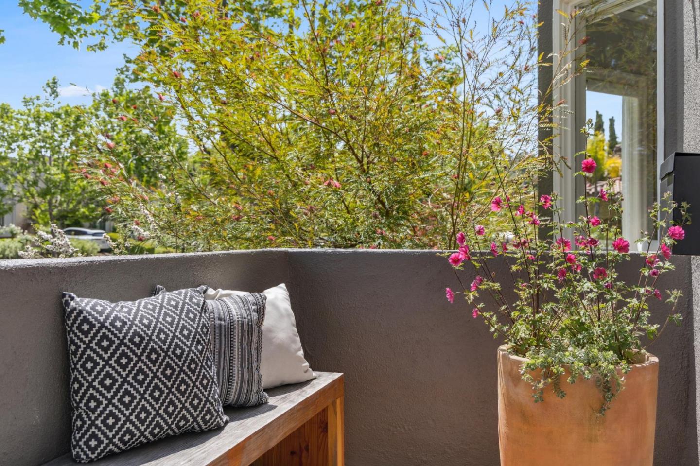 Detail Gallery Image 10 of 55 For 2200 Hillside Dr, Burlingame,  CA 94010 - 3 Beds | 1/2 Baths
