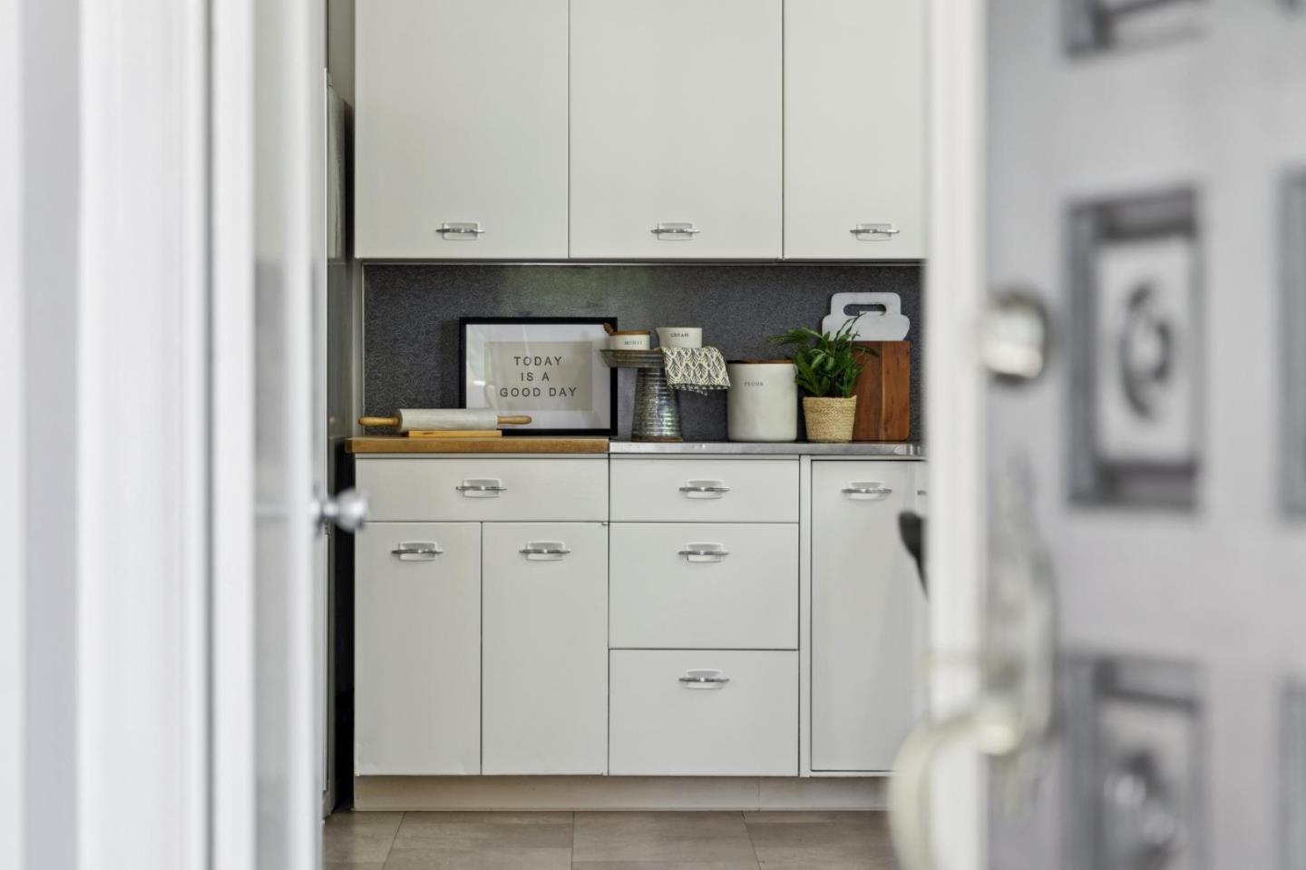 Detail Gallery Image 11 of 55 For 2200 Hillside Dr, Burlingame,  CA 94010 - 3 Beds | 1/2 Baths