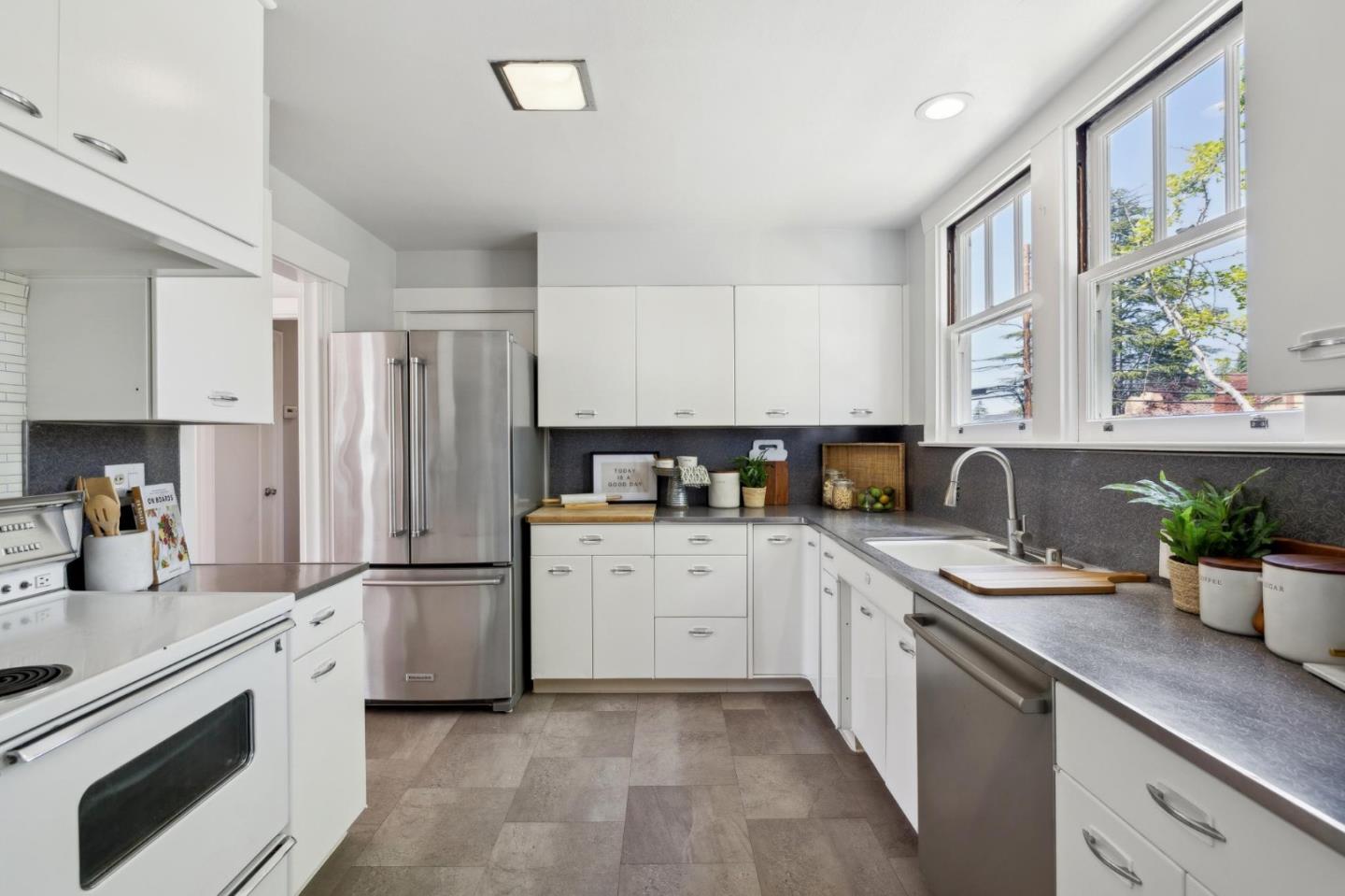 Detail Gallery Image 24 of 55 For 2200 Hillside Dr, Burlingame,  CA 94010 - 3 Beds | 1/2 Baths