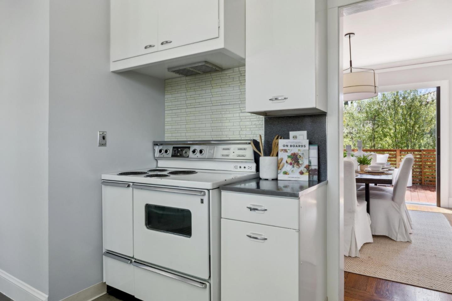 Detail Gallery Image 25 of 55 For 2200 Hillside Dr, Burlingame,  CA 94010 - 3 Beds | 1/2 Baths