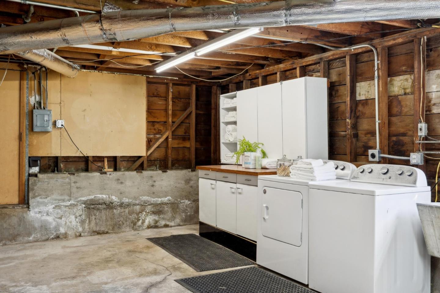 Detail Gallery Image 38 of 55 For 2200 Hillside Dr, Burlingame,  CA 94010 - 3 Beds | 1/2 Baths