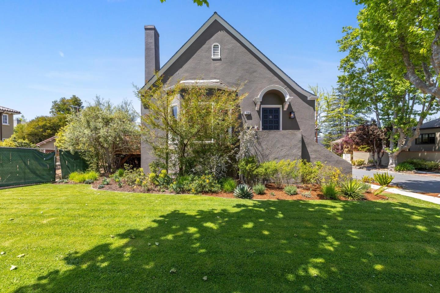 Detail Gallery Image 4 of 55 For 2200 Hillside Dr, Burlingame,  CA 94010 - 3 Beds | 1/2 Baths