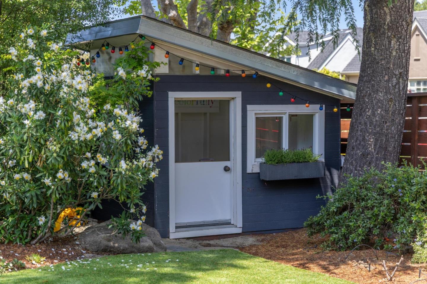 Detail Gallery Image 45 of 55 For 2200 Hillside Dr, Burlingame,  CA 94010 - 3 Beds | 1/2 Baths