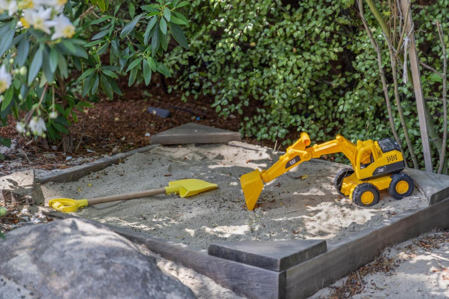 Detail Gallery Image 47 of 55 For 2200 Hillside Dr, Burlingame,  CA 94010 - 3 Beds | 1/2 Baths