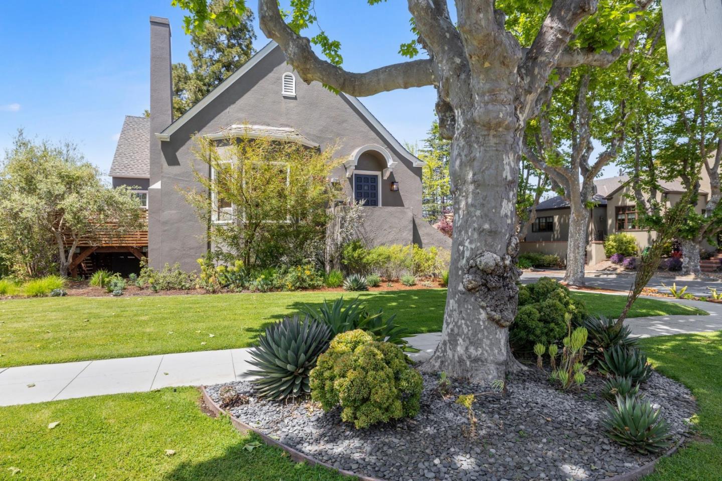 Detail Gallery Image 5 of 55 For 2200 Hillside Dr, Burlingame,  CA 94010 - 3 Beds | 1/2 Baths