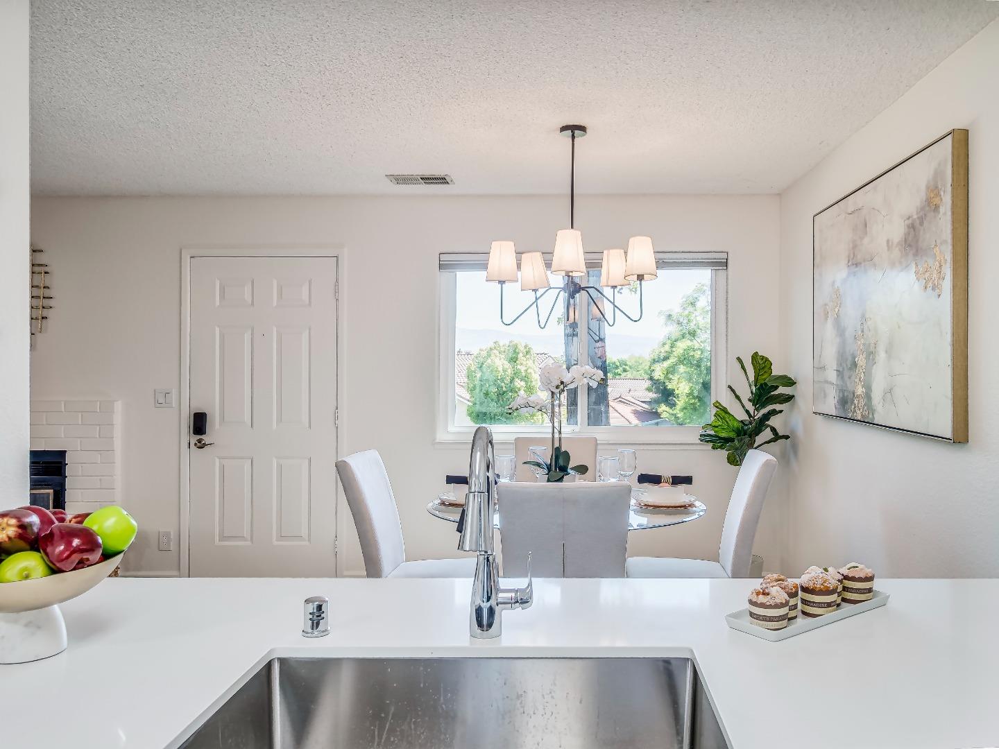 Detail Gallery Image 3 of 25 For 2202 La Terrace Cir, San Jose,  CA 95123 - 2 Beds | 1 Baths