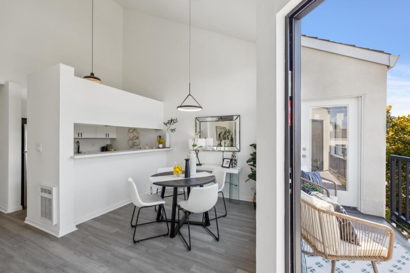 Detail Gallery Image 6 of 38 For 1 Appian Way #703-2,  South San Francisco,  CA 94080 - 3 Beds | 2 Baths