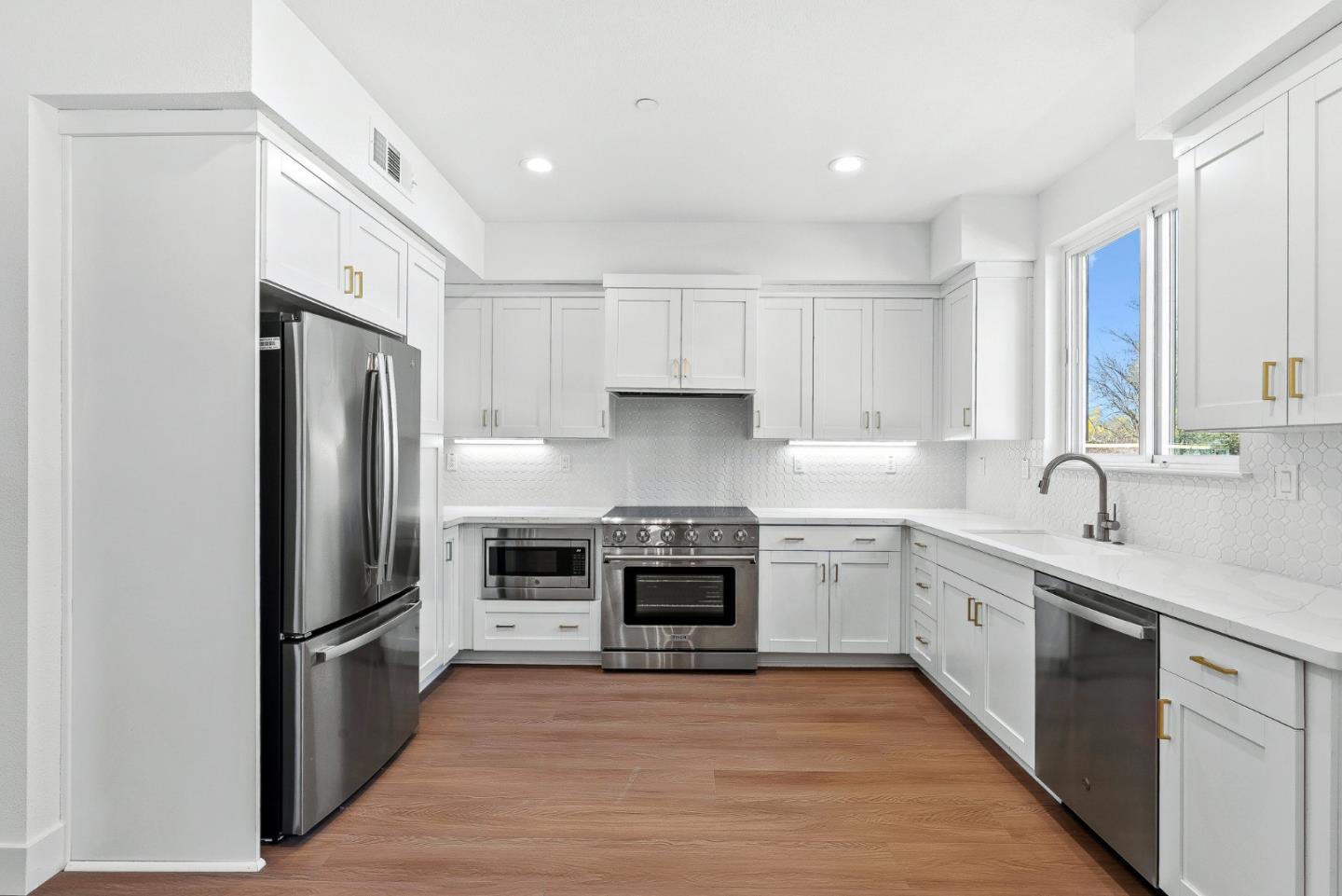 Detail Gallery Image 1 of 25 For 931 Woodside Rd, Redwood City,  CA 94061 - 4 Beds | 2/1 Baths