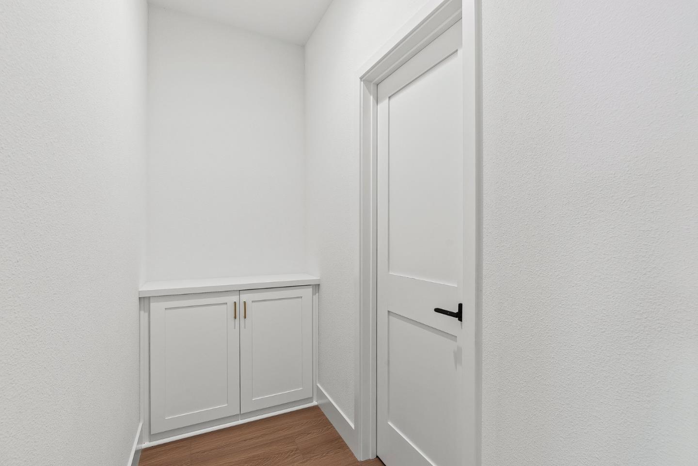 Detail Gallery Image 10 of 25 For 931 Woodside Rd, Redwood City,  CA 94061 - 4 Beds | 2/1 Baths