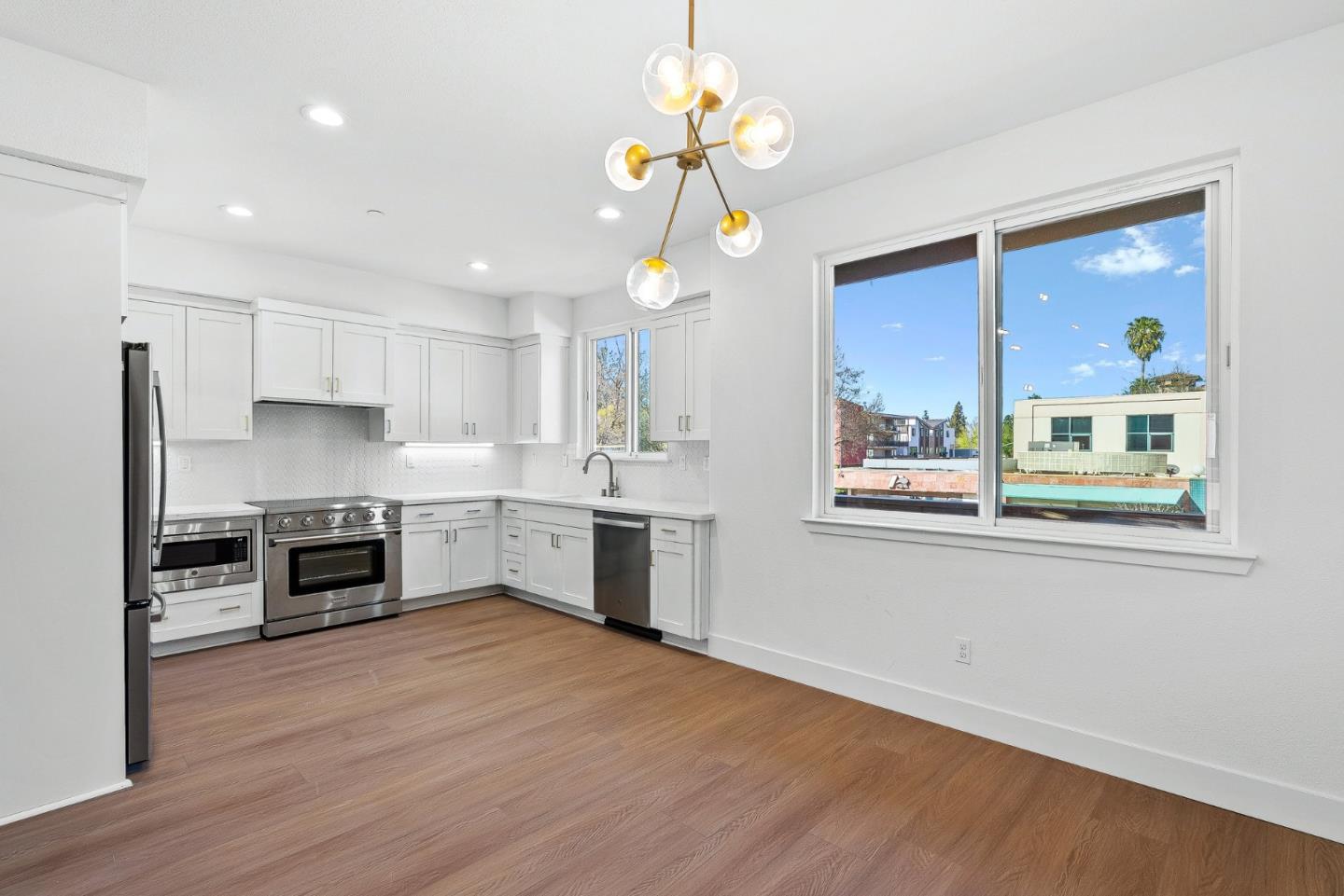Detail Gallery Image 12 of 25 For 931 Woodside Rd, Redwood City,  CA 94061 - 4 Beds | 2/1 Baths