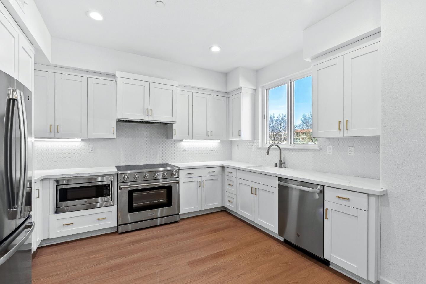 Detail Gallery Image 14 of 25 For 931 Woodside Rd, Redwood City,  CA 94061 - 4 Beds | 2/1 Baths