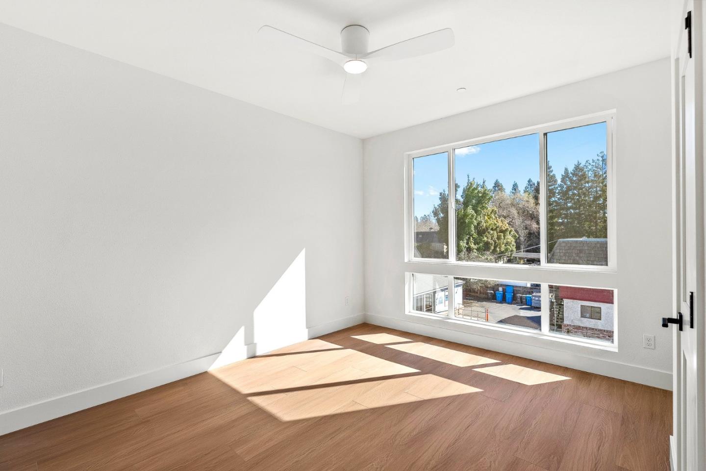 Detail Gallery Image 17 of 25 For 931 Woodside Rd, Redwood City,  CA 94061 - 4 Beds | 2/1 Baths